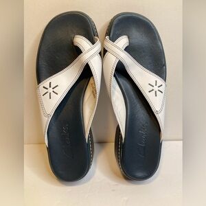 Clarks 33590 Womens Y2K White Leather Flower Toe Ring Chunky Slides Sandals 7M